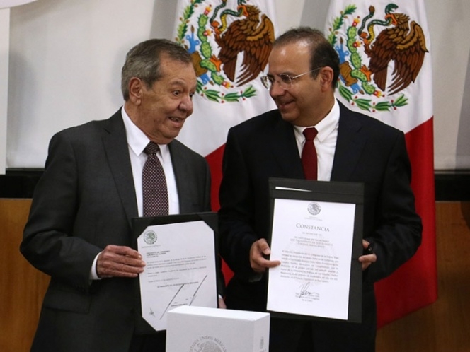 Reclaman ausencia del presidente durante entrega del sexto informe