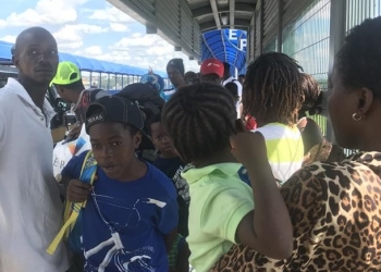 Decenas de migrantes piden asilo político en la guardarraya de puente internacional