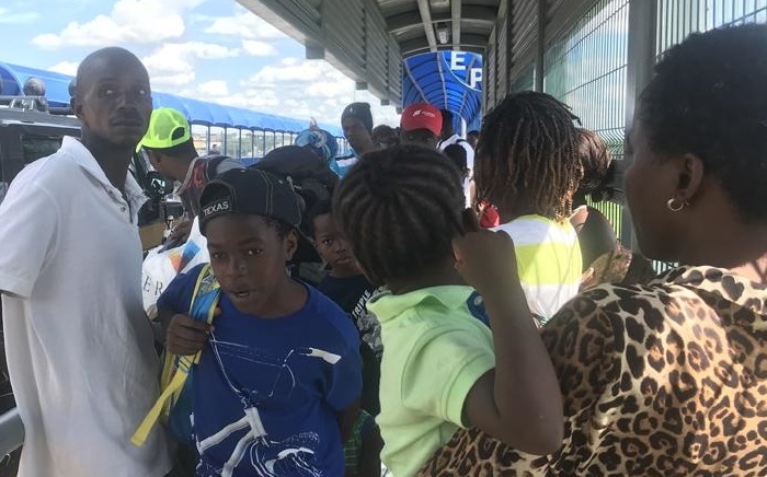 Decenas de migrantes piden asilo político en la guardarraya de puente internacional