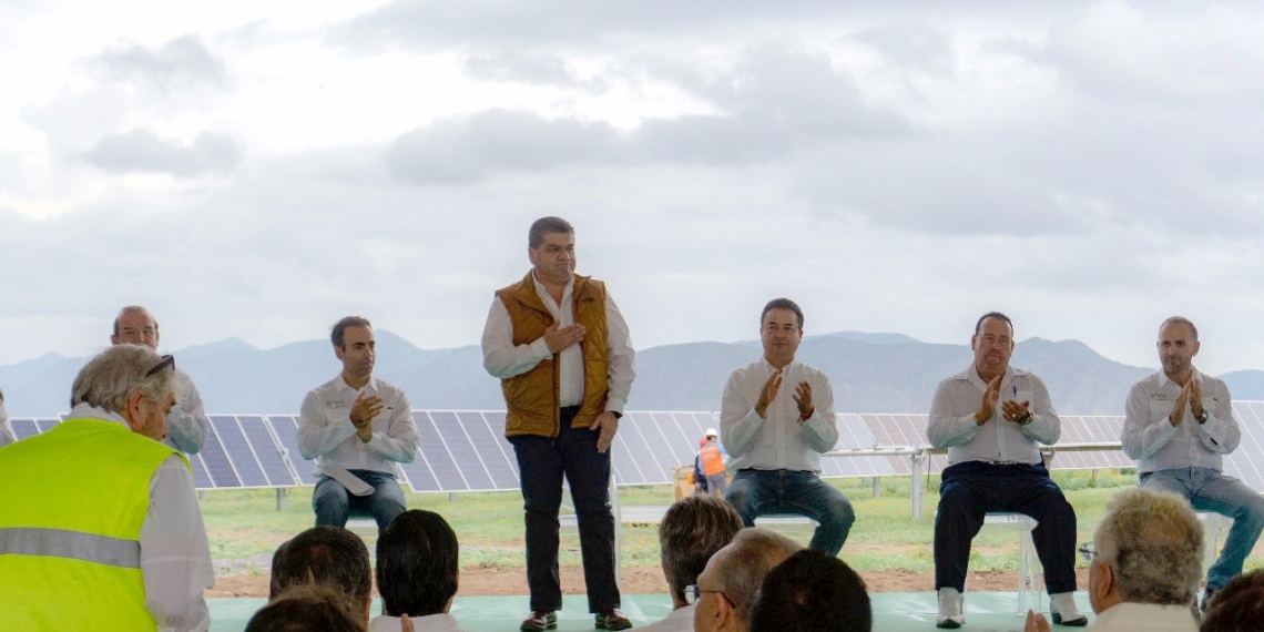 Encabeza gobernador colocación del último panel del parque fotovoltaico en Viesca
