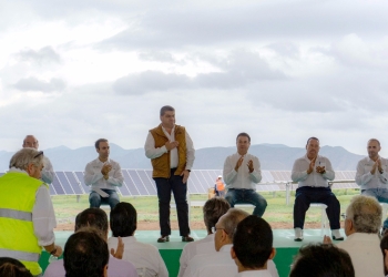 Encabeza gobernador colocación del último panel del parque fotovoltaico en Viesca