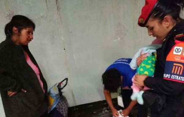 Mujer intenta arrojar a su bebé al metro
