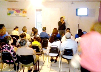Imparten conferencia de orientación para familiares de discapacitados