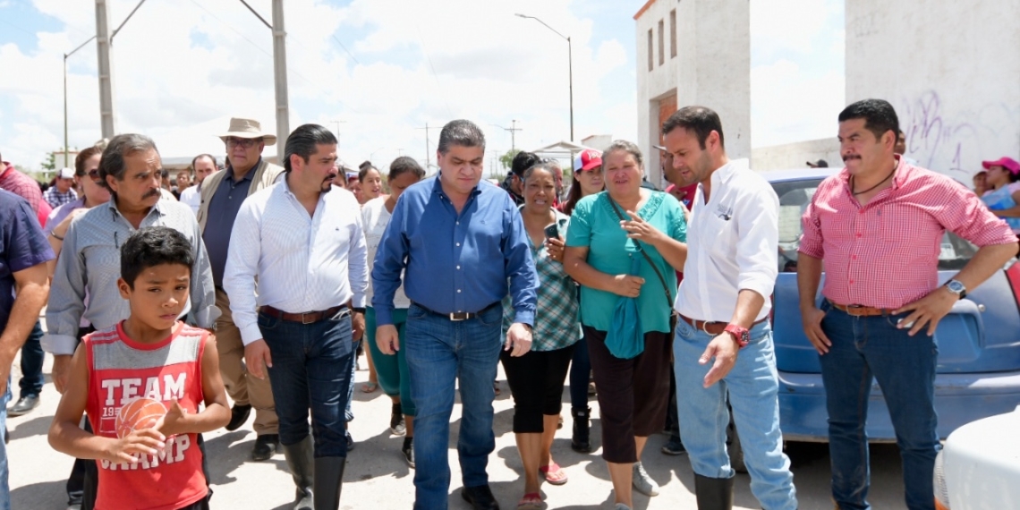 Gobernador supervisa trabajos en calles de Torreón
