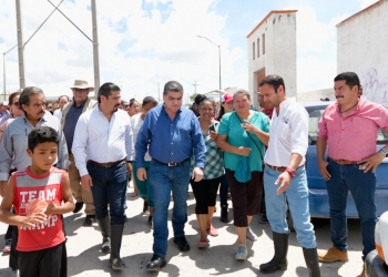 Gobernador supervisa trabajos en calles de Torreón