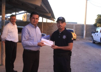 Entregan incentivo económico a dos oficiales municipales