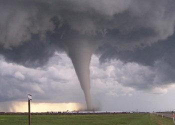 Potente tornado arrasa con todo a su paso en Canadá