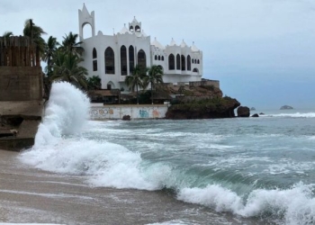 Evacuan a 21 mil personas ante la llegada del huracán Willa