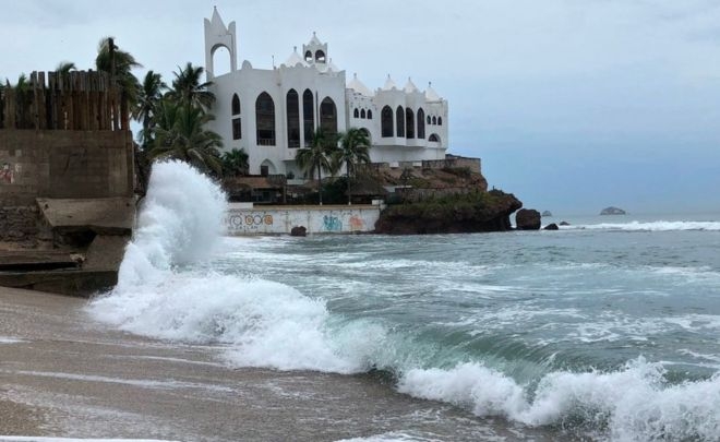 Evacuan a 21 mil personas ante la llegada del huracán Willa