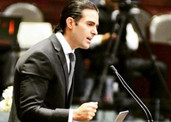 Ernesto D’Alessio resbala… confunde heterofilia con halterofilia