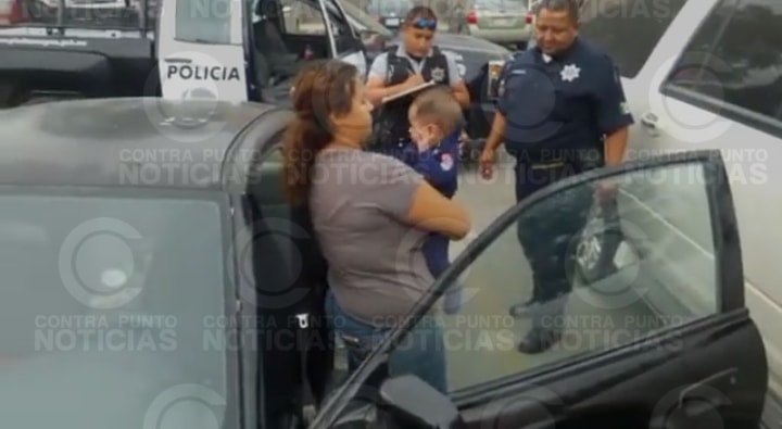 Se queda recién nacido encerrado en vehículo