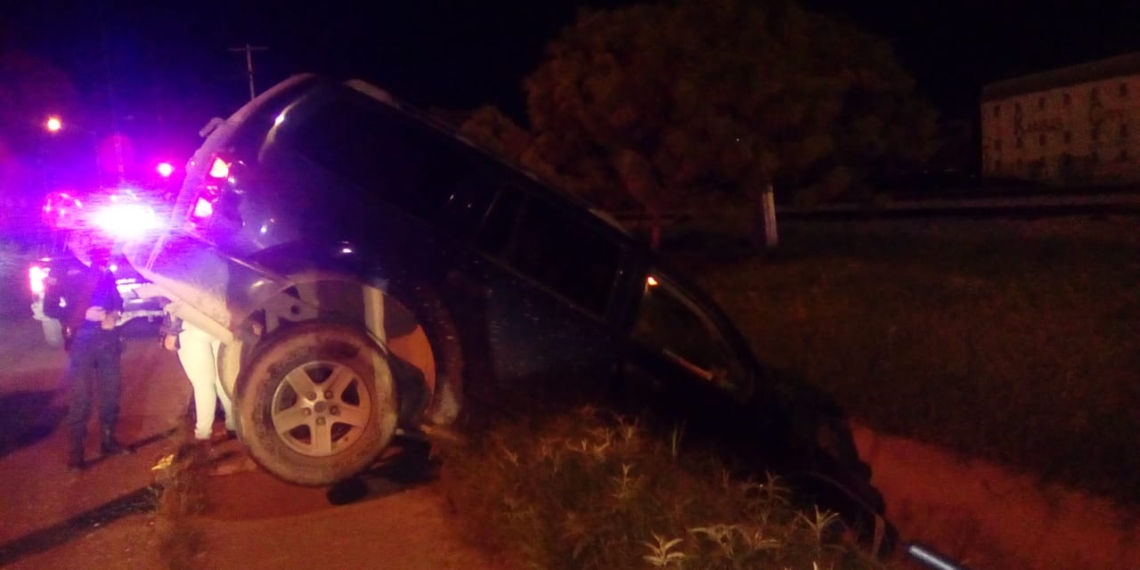 Ebrio conductor vuelca su camioneta en un arroyo