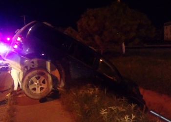 Ebrio conductor vuelca su camioneta en un arroyo