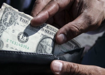 Dólar se vende sobre los 20 pesos, tras mensaje de AMLO sobre el NAIM