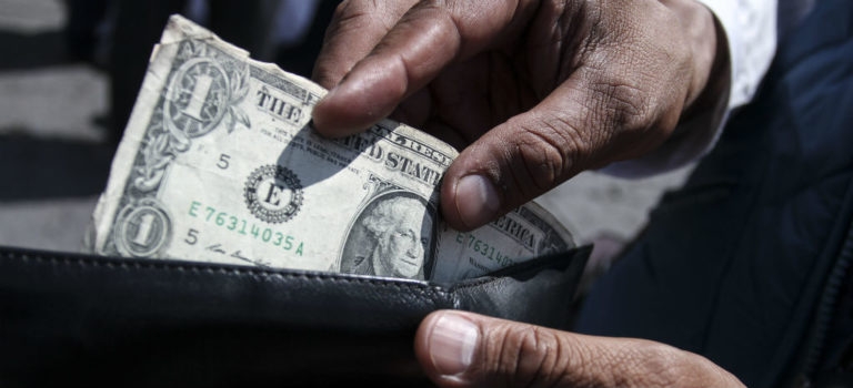 Dólar se vende sobre los 20 pesos, tras mensaje de AMLO sobre el NAIM