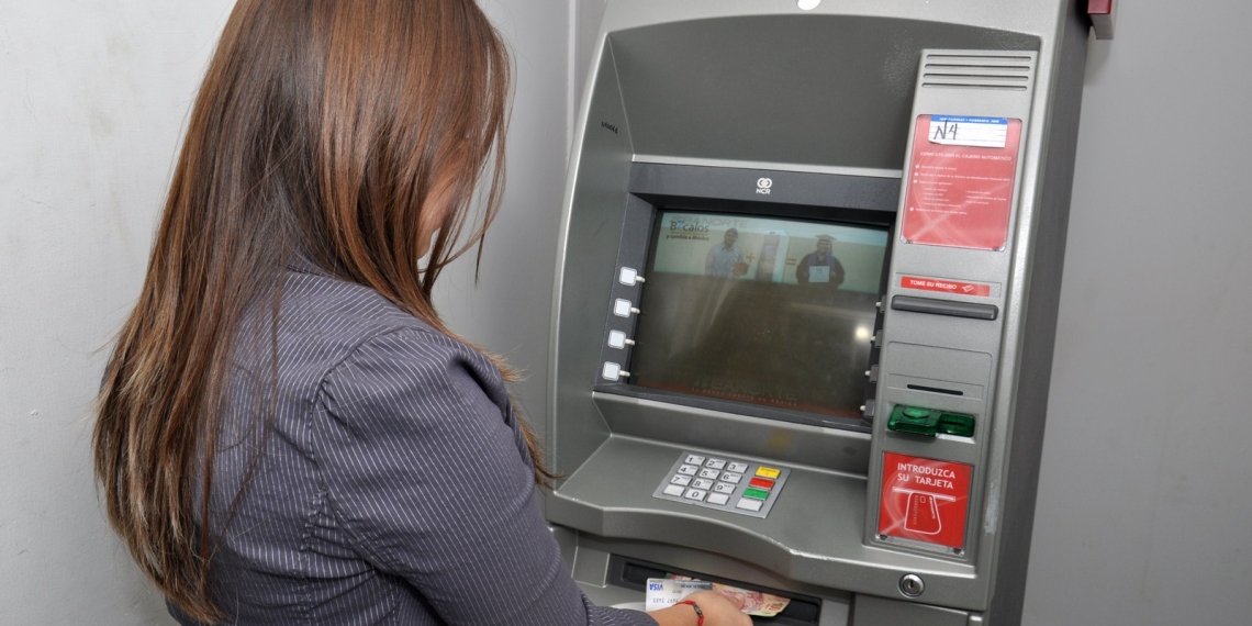 Recomiendan tomar precauciones al acudir a cajeros automáticos