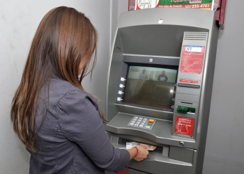 Recomiendan tomar precauciones al acudir a cajeros automáticos