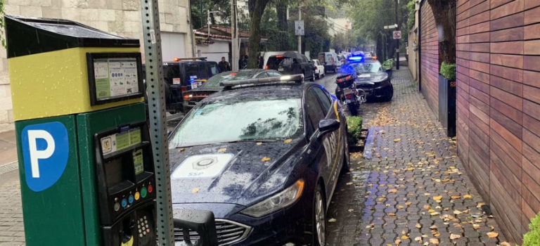 Balean a escolta de Norberto Rivera en la casa del cardenal