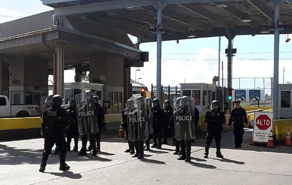 Llegan tropas con equipo antimotines al puente de Brownsville