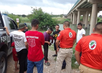 Rescatan a hondureños del Río Bravo