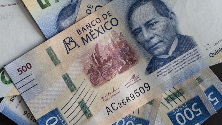 El dólar sube a 19.70 pesos en bancos
