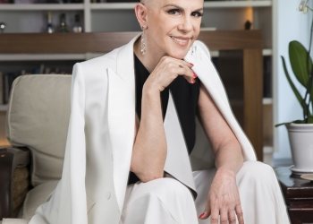 Rebecca Jones aparece por primera vez sin peluca
