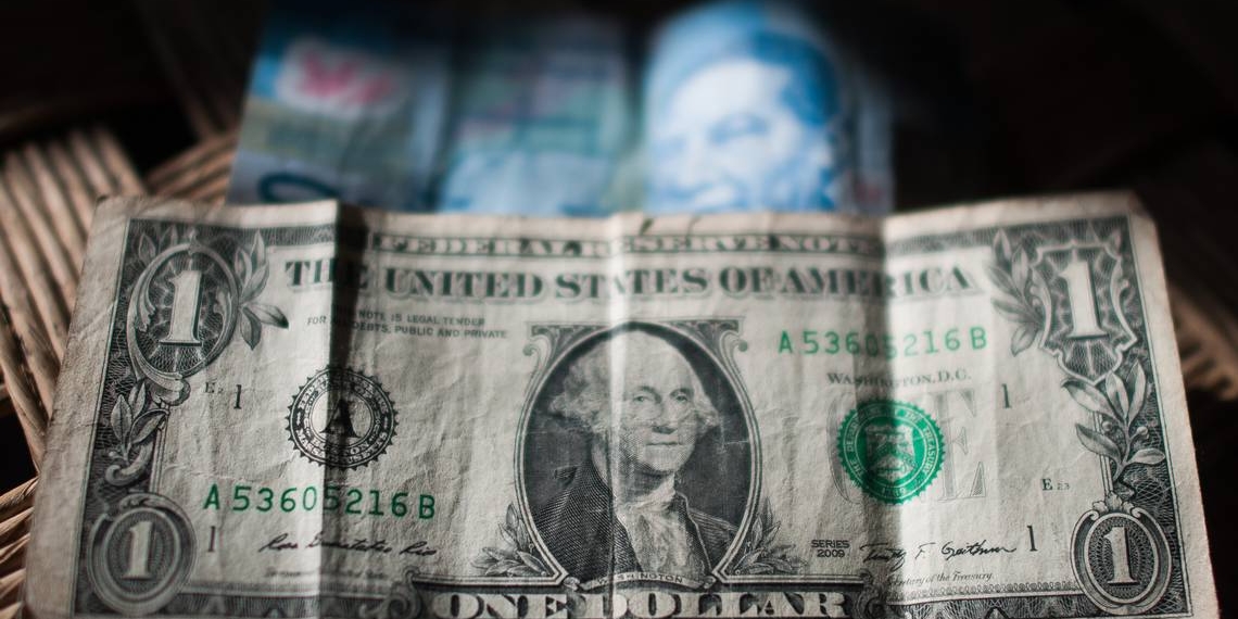 Dólar se cotiza hasta en 20.35 pesos y la Premium llega a los 23.28 por litro