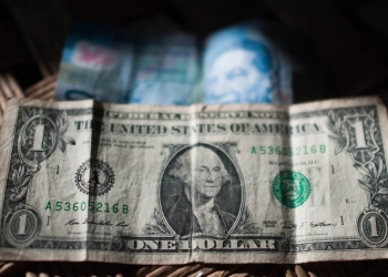 Dólar se cotiza hasta en 20.35 pesos y la Premium llega a los 23.28 por litro