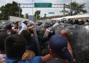 México detiene caravana de hondureños en frontera con Guatemala
