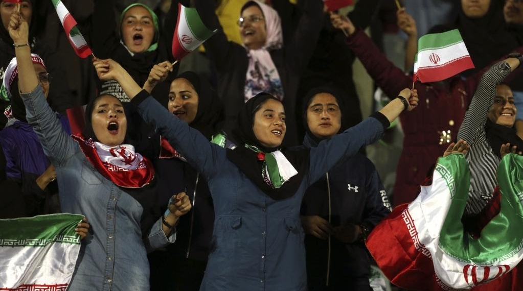 Después de 37 años, mujeres asisten a partido de fútbol en Irán