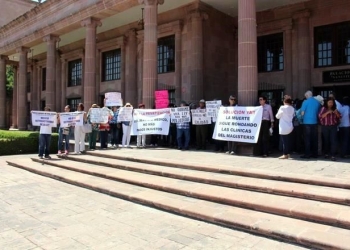 Maestros jubilados y pensionados rechazan la reforma a Ley del Servicio Médico