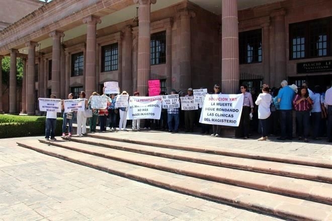 Maestros jubilados y pensionados rechazan la reforma a Ley del Servicio Médico