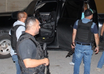 Policías lo golpean y llevan a su hija a PRONNIF
