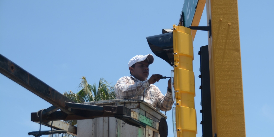 Reparan semáforos dañados en Acuña