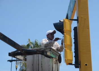 Reparan semáforos dañados en Acuña