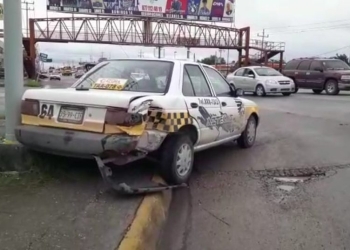 Taxista ocasiona accidente vial al subir pasaje