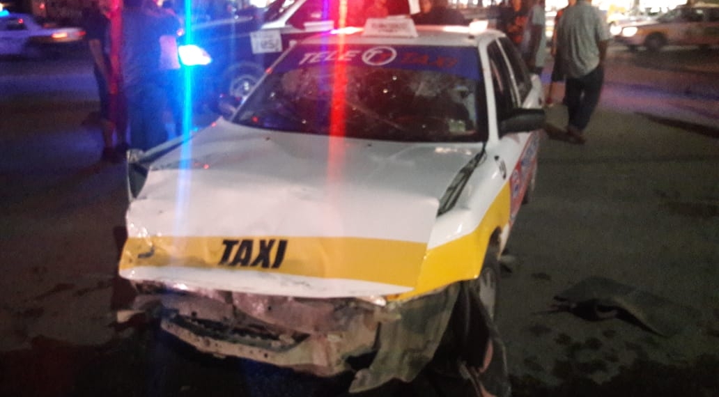 Taxista se impacta con camioneta en libramiento Sur Poniente