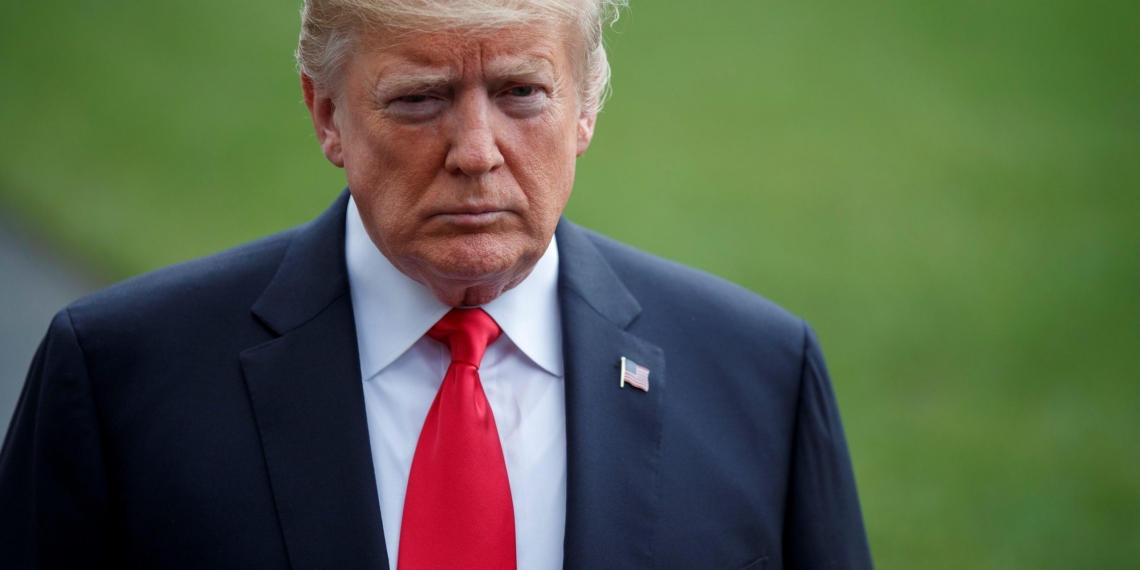 Trump declara emergencia nacional y cumple advertencia de reducir apoyos