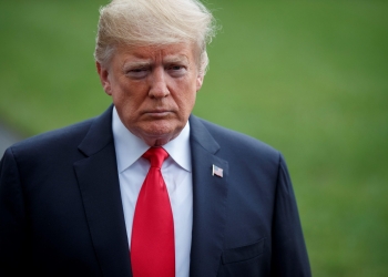 Trump declara emergencia nacional y cumple advertencia de reducir apoyos