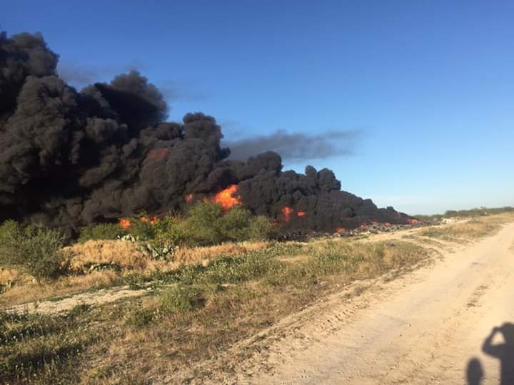 Sale de control quema de llantas a ecología de Nava