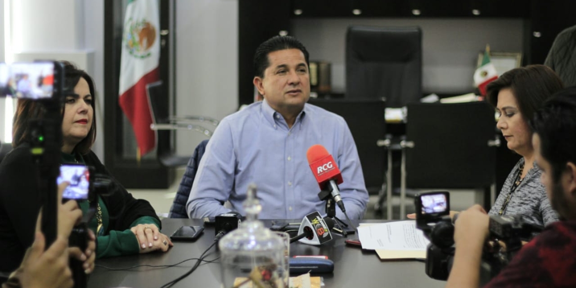 Entregan presea “Manuel Acuña” al Mérito Ciudadano a historiador
