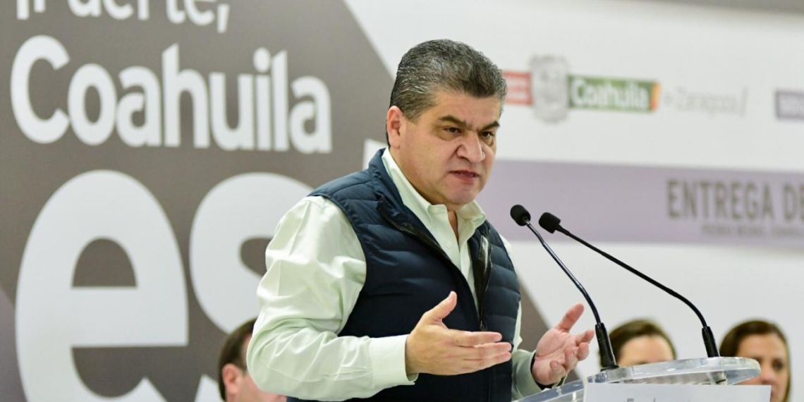 Conductor vuelca su vehículo por exceso de velocidad