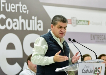 Conductor vuelca su vehículo por exceso de velocidad