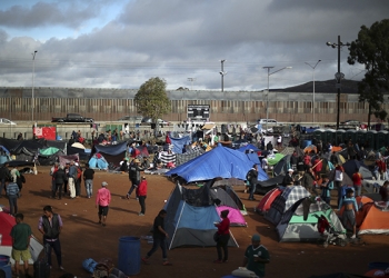Proliferan piojos e infecciones en albergue para migrantes en Tijuana