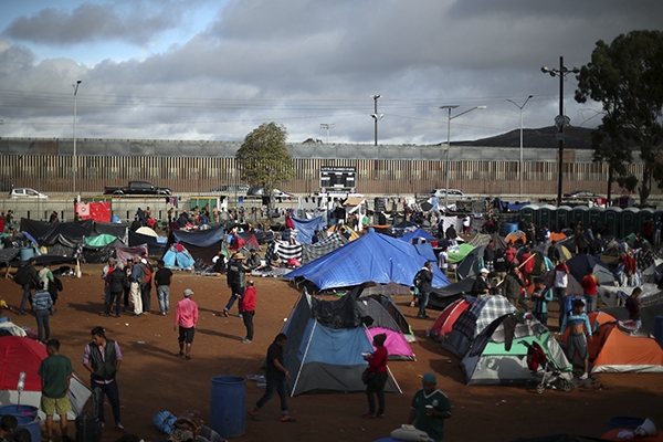 Proliferan piojos e infecciones en albergue para migrantes en Tijuana