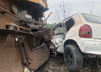 Tren embiste y arrastra vehículo familiar