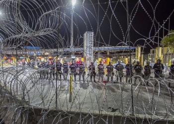 Colocan alambradas a lo largo de la frontera con Estados Unidos