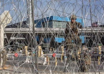 Cierran carriles y ponen barricadas en Tijuana por llegada de caravana migrante