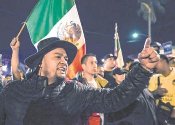 Tijuanenses se enfrentan a los migrantes