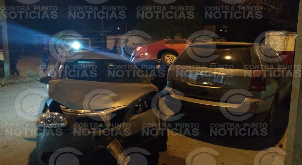 Mujer descontrolada provoca percance vial
